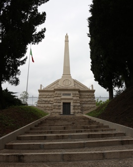 Immagine del Monumento ai caduti di Biadene